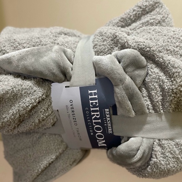 Berkshire Heirloom Collection Plush Gray Throw - Picture 2 of 5